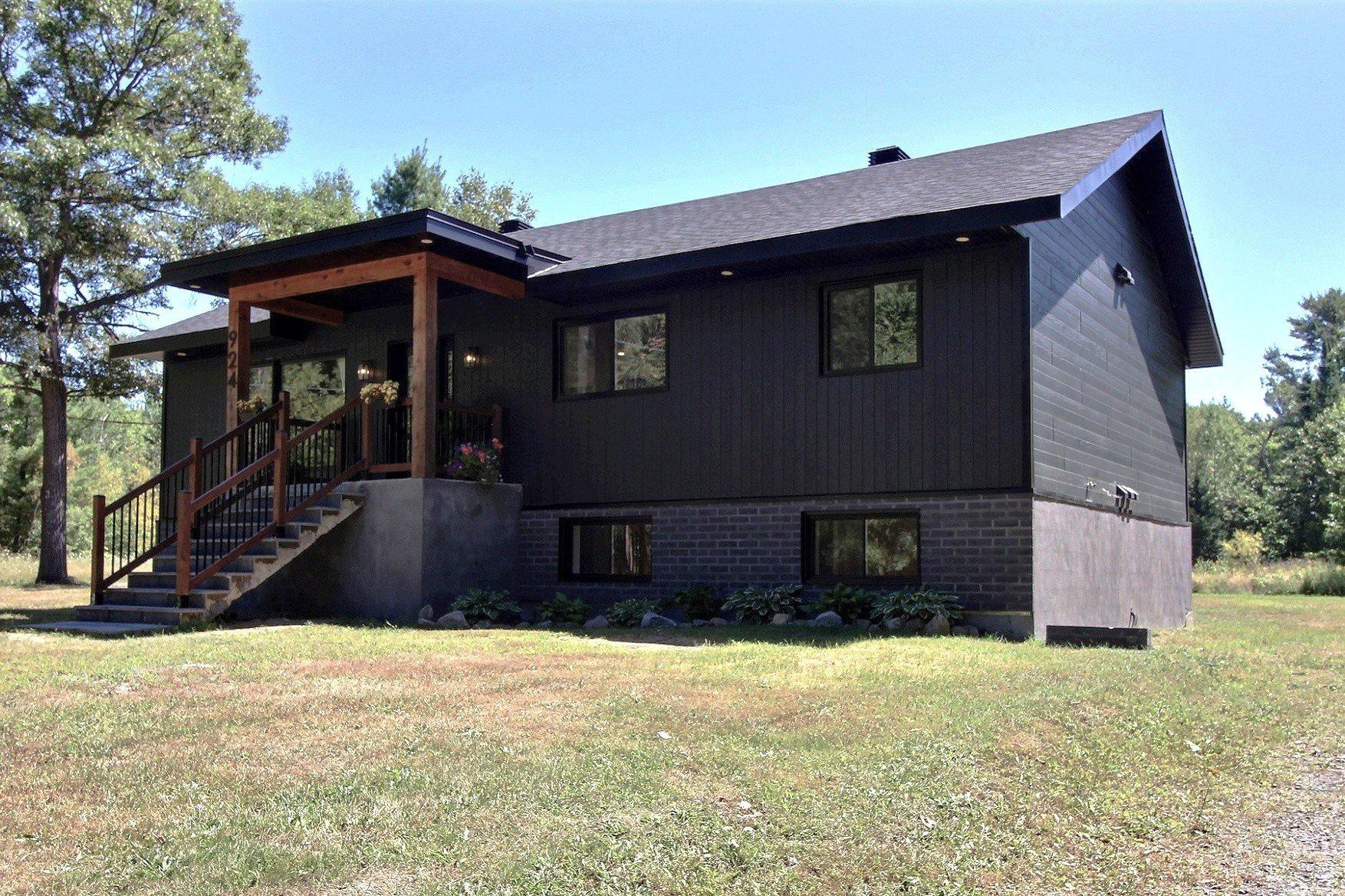 









924

 - 924A


Rue des Lacs

,
Saint-Jérôme,




QC
J5L1S9

