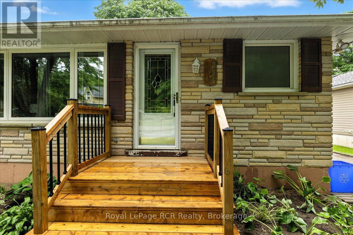 












236 NORMANBY STREET N

,
Wellington North (Mount Forest),




Ontario
N0G2L1


