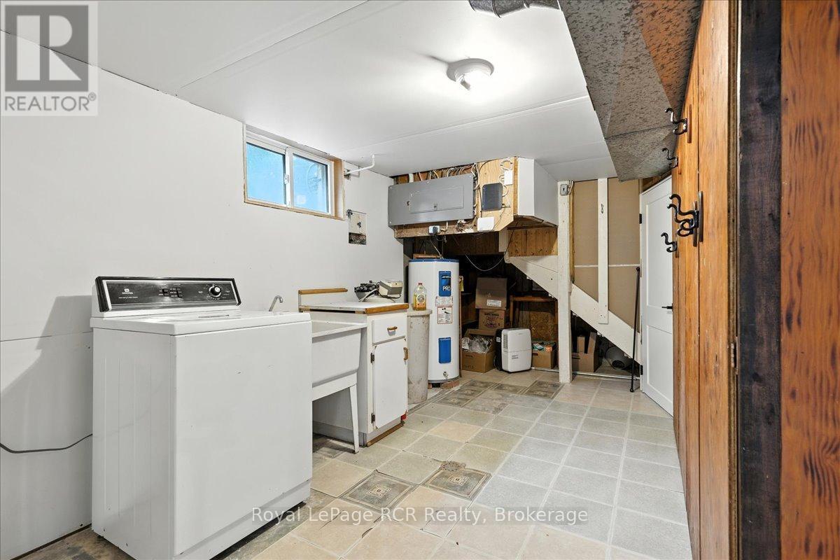 












236 NORMANBY STREET N

,
Wellington North (Mount Forest),




Ontario
N0G2L1

