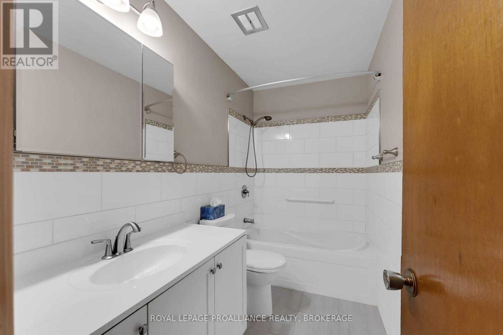 












190 CONACHER DRIVE

,
Kingston (Rideau),




Ontario
K7K2X2

