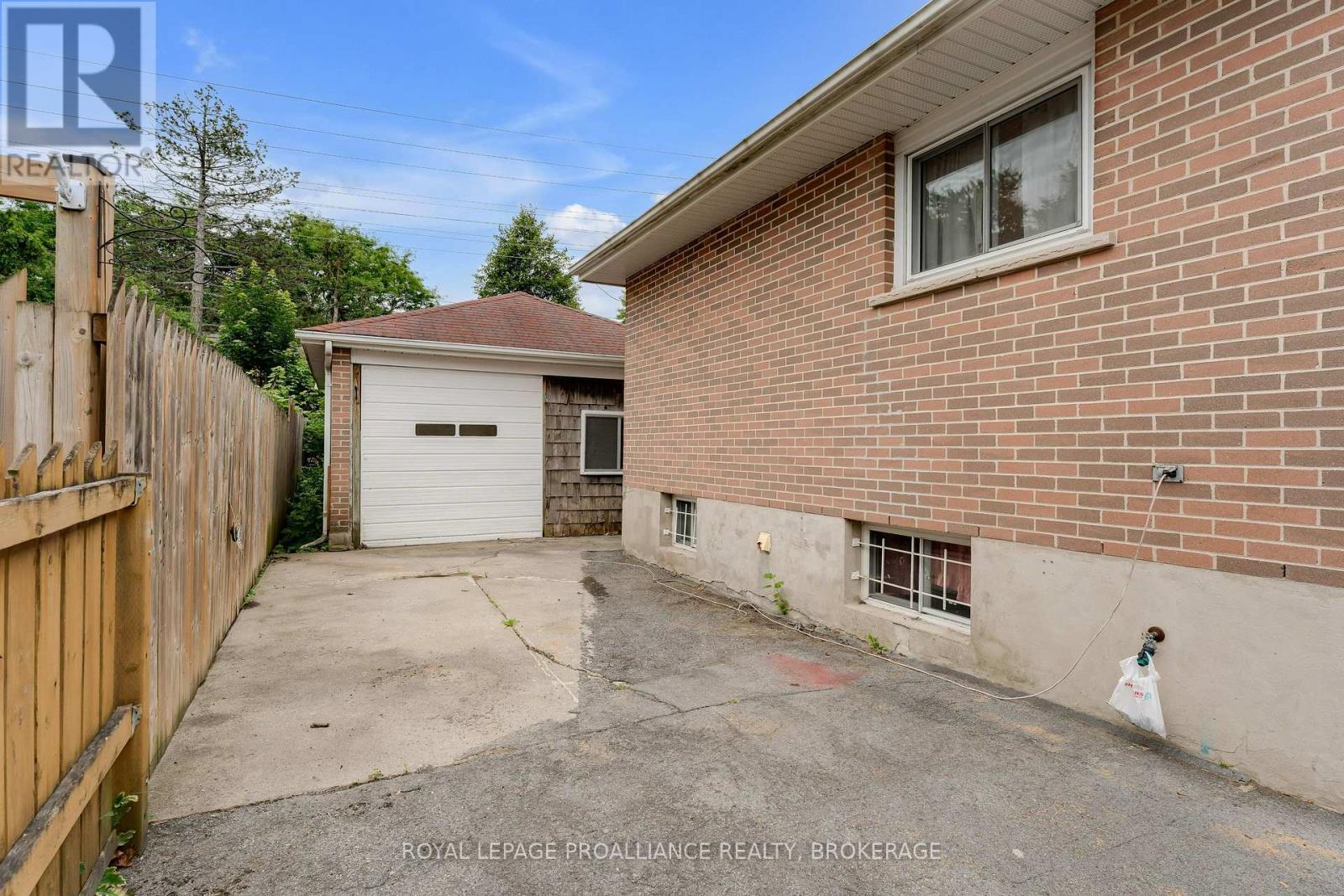 












190 CONACHER DRIVE

,
Kingston (Rideau),




Ontario
K7K2X2

