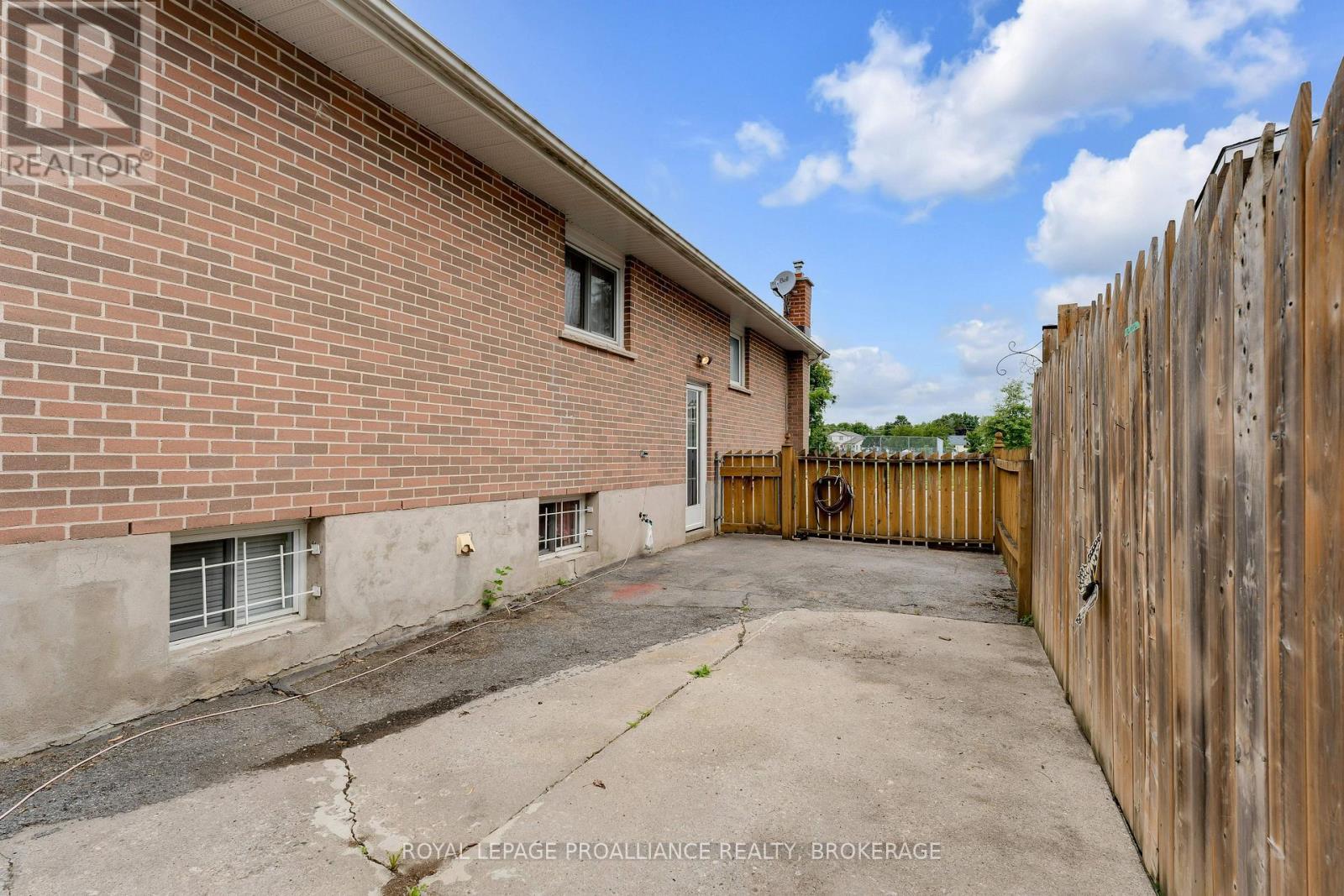 












190 CONACHER DRIVE

,
Kingston (Rideau),




Ontario
K7K2X2

