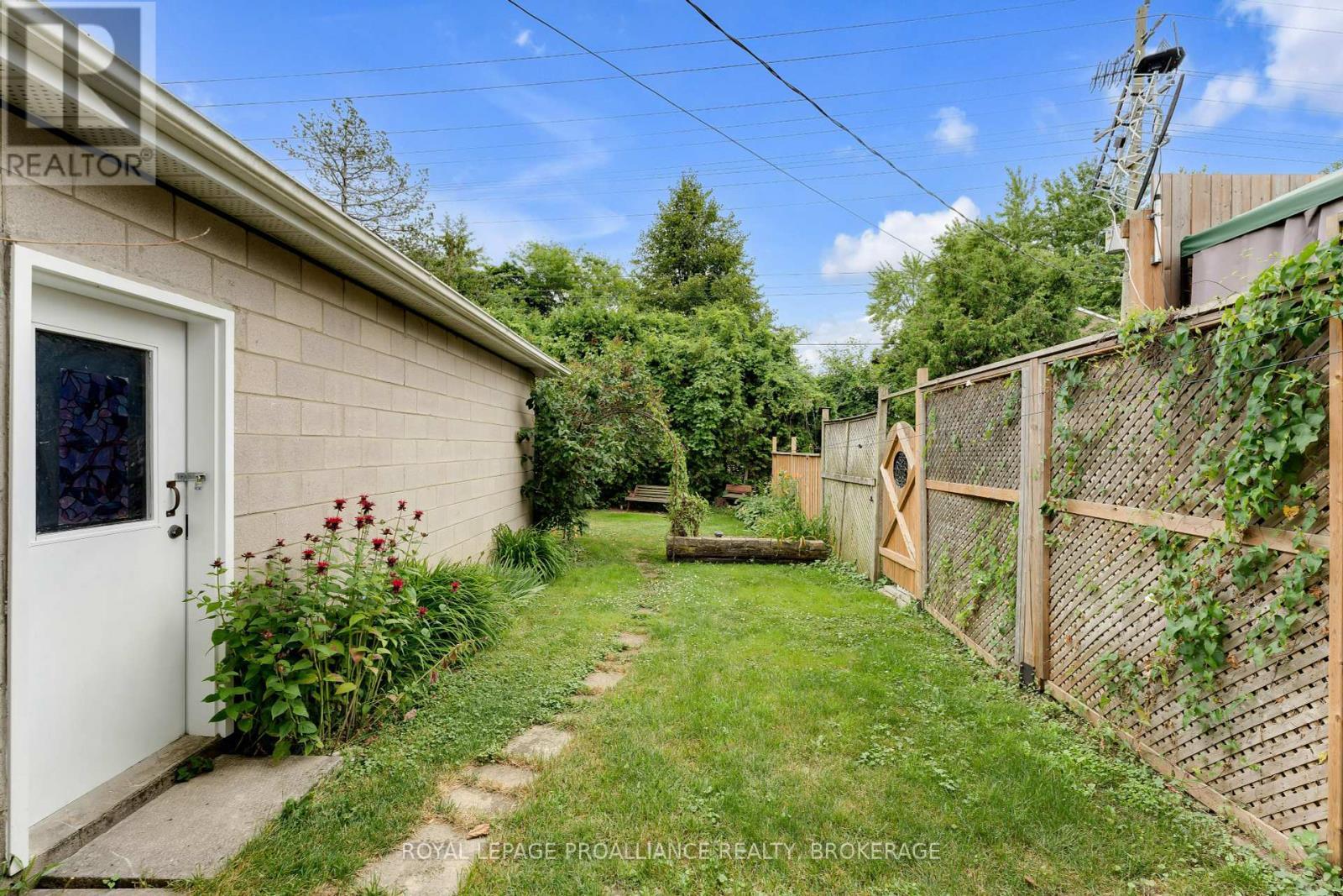












190 CONACHER DRIVE

,
Kingston (Rideau),




Ontario
K7K2X2

