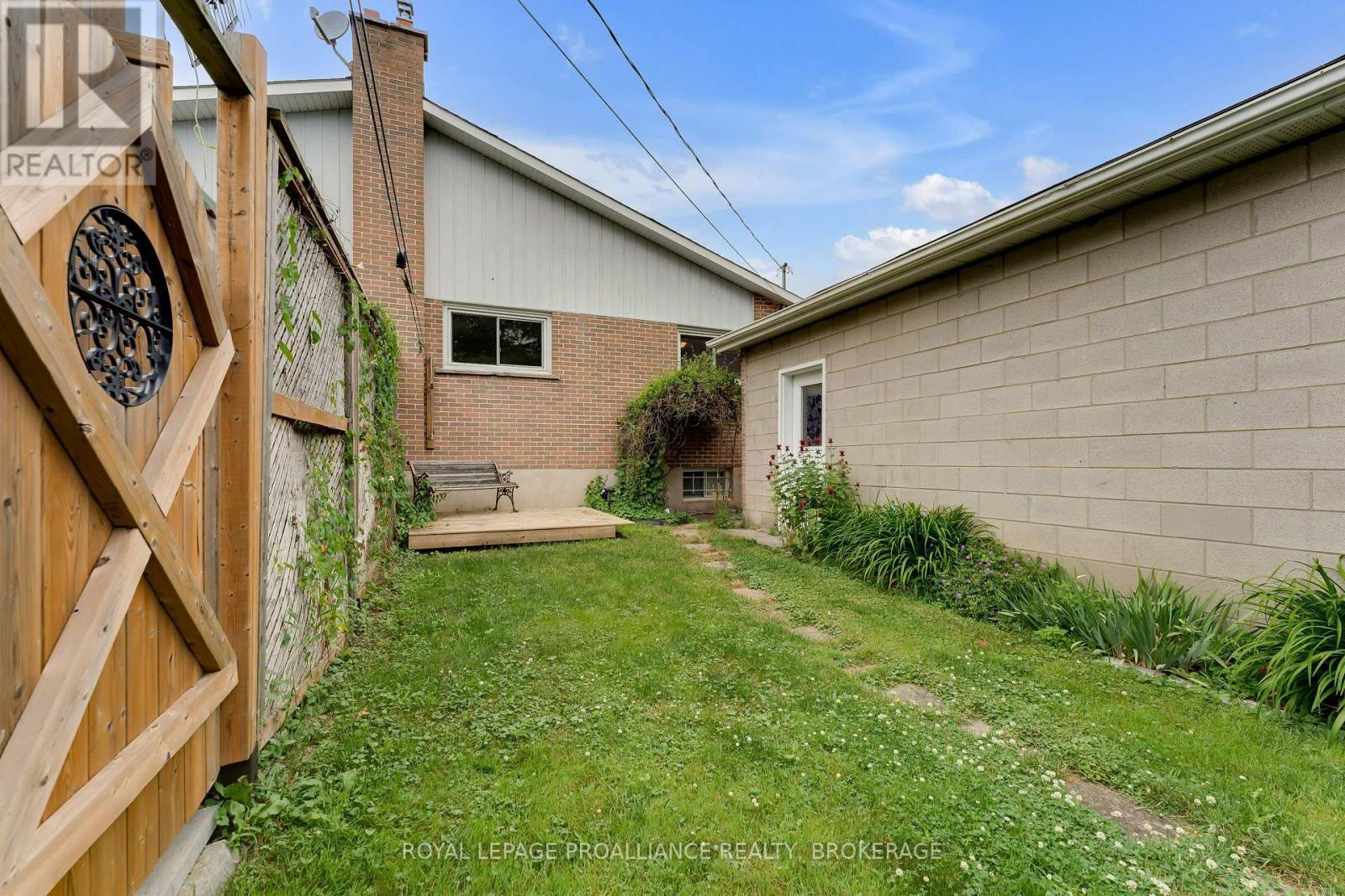 












190 CONACHER DRIVE

,
Kingston (Rideau),




Ontario
K7K2X2

