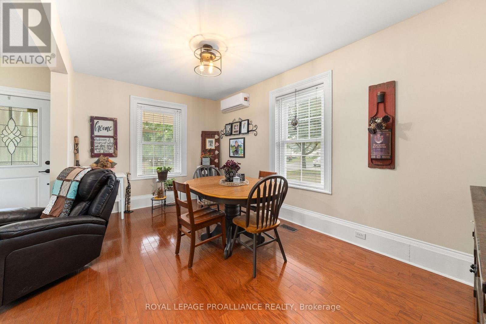 












16 BENJAMIN STREET

,
Belleville (Belleville Ward),




Ontario
K8P1P7

