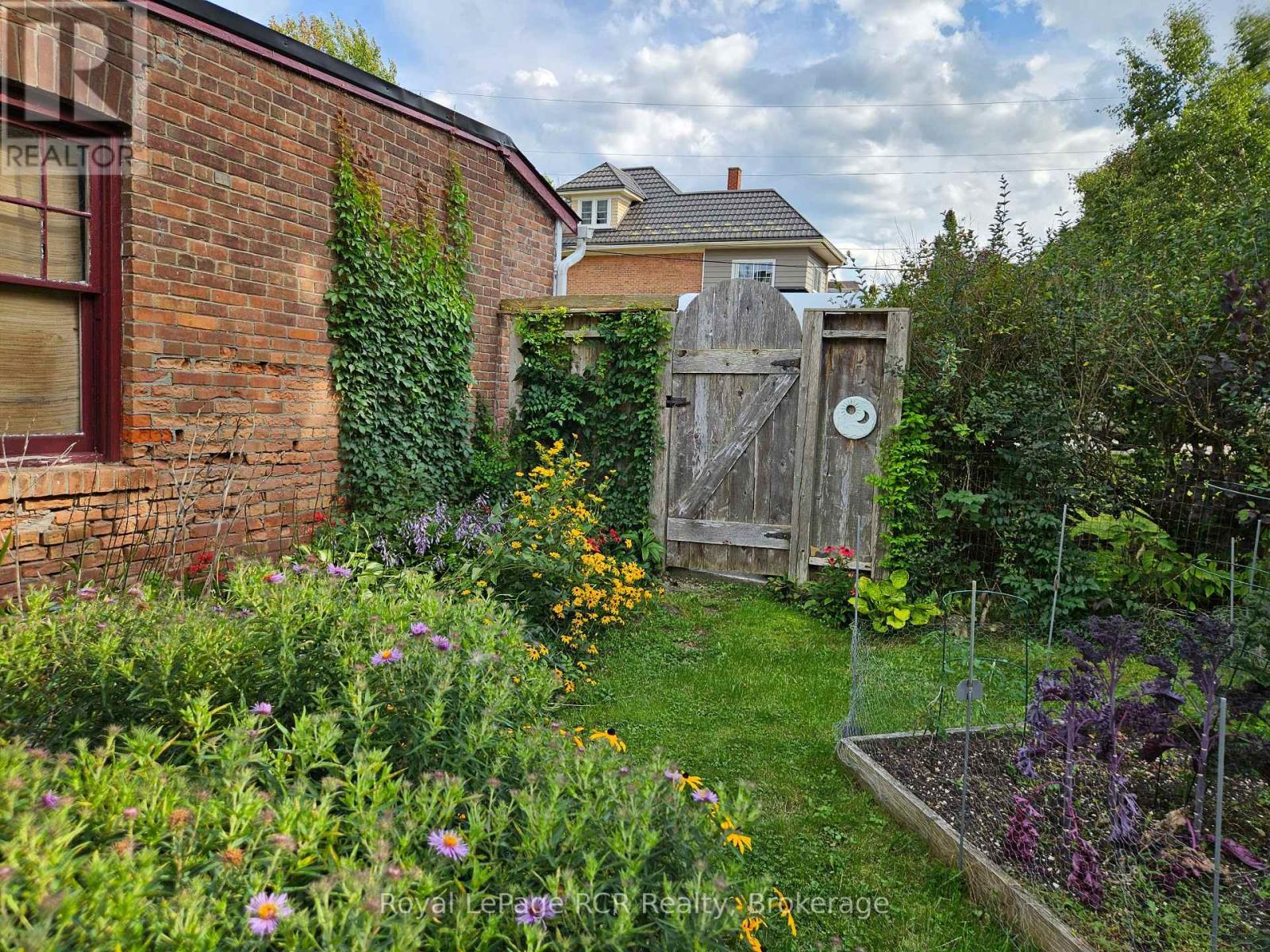 












410 2ND AVENUE E

,
Owen Sound,




Ontario
N4K2G3

