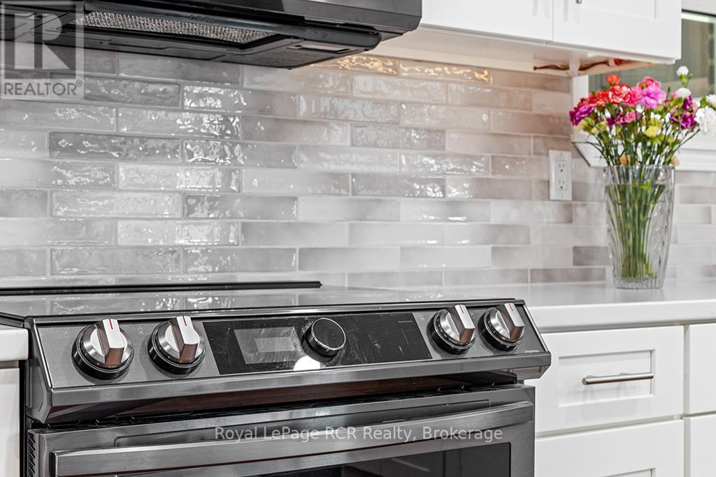 












524 SCOTT STREET

,
South Bruce Peninsula,




Ontario
N0H2T0

