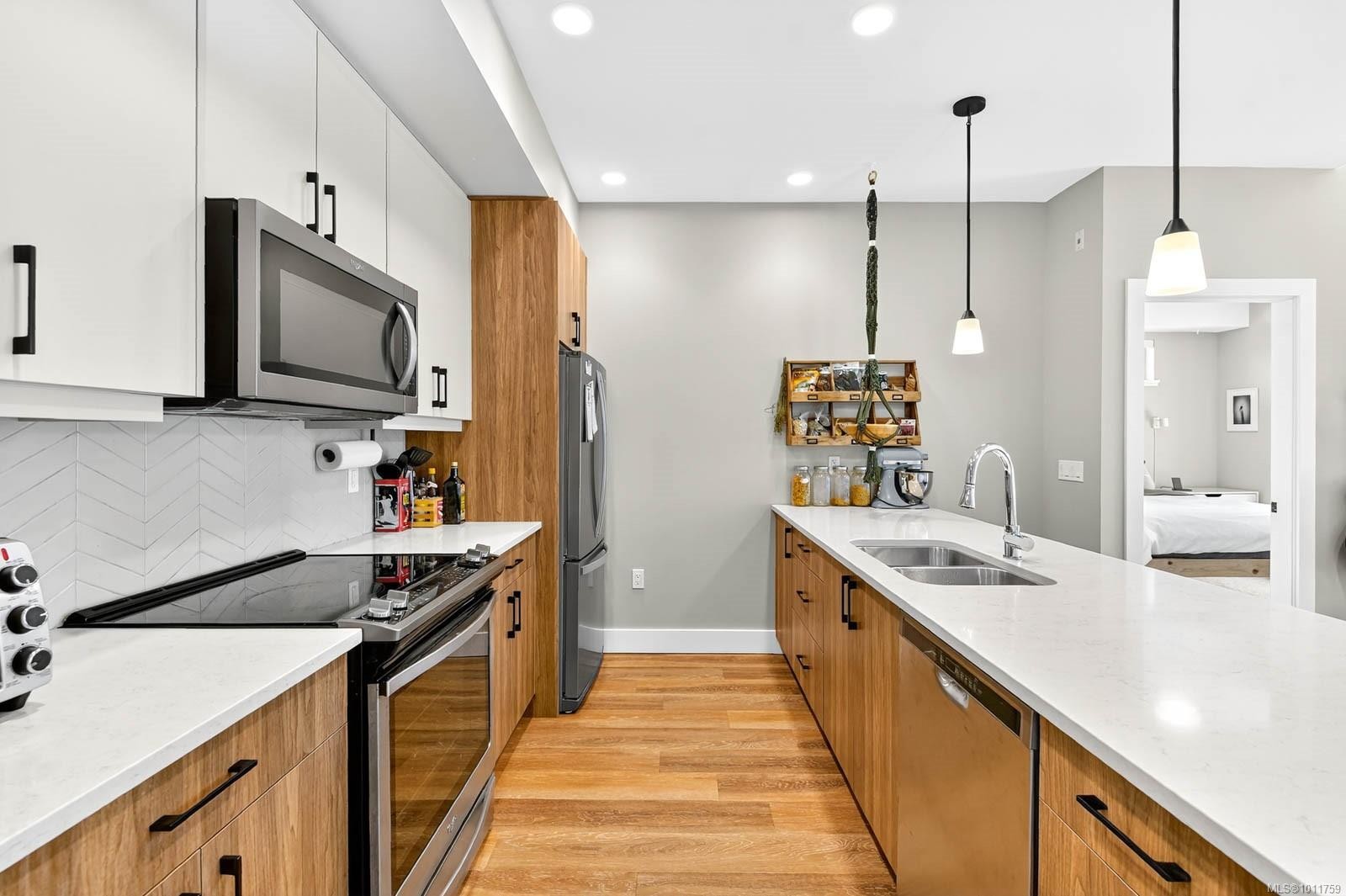 









700


Yew Wood

Rd, 302,
Tofino,




BC
V0R 2Z0

