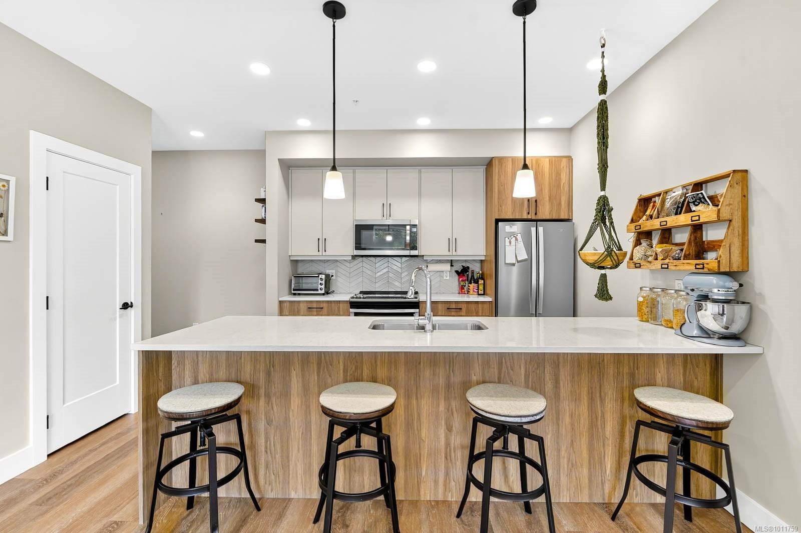 









700


Yew Wood

Rd, 302,
Tofino,




BC
V0R 2Z0

