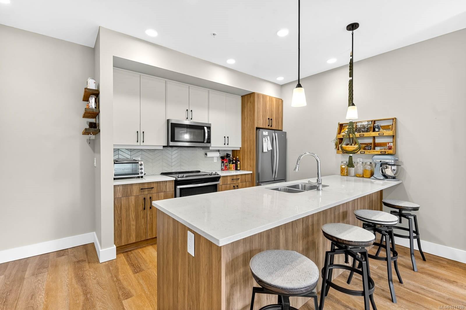 









700


Yew Wood

Rd, 302,
Tofino,




BC
V0R 2Z0

