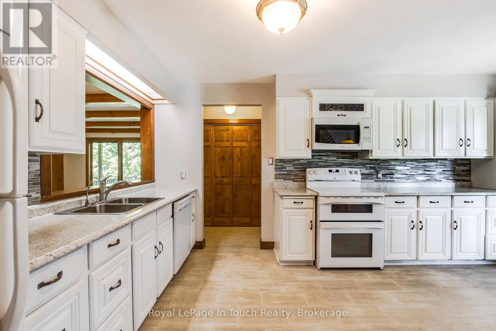 












236 CONCESSION 12 ROAD W

,
Tiny,




Ontario
L0L2J0

