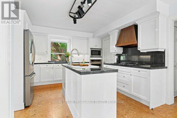 












254 MAIN STREET

,
Kingston (Kingston East (Incl Barret Crt)),




Ontario
K7K6W4

