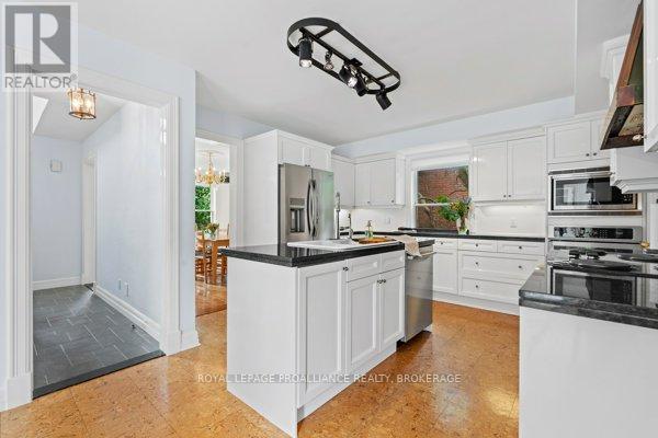 












254 MAIN STREET

,
Kingston (Kingston East (Incl Barret Crt)),




Ontario
K7K6W4

