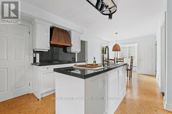 












254 MAIN STREET

,
Kingston (Kingston East (Incl Barret Crt)),




Ontario
K7K6W4

