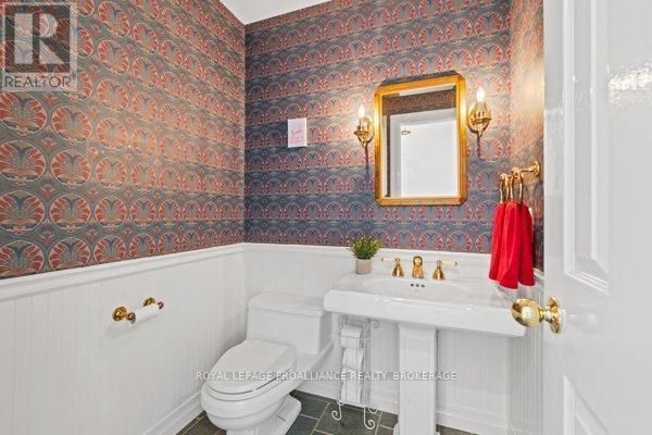 












254 MAIN STREET

,
Kingston (Kingston East (Incl Barret Crt)),




Ontario
K7K6W4

