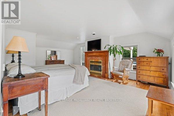 












254 MAIN STREET

,
Kingston (Kingston East (Incl Barret Crt)),




Ontario
K7K6W4

