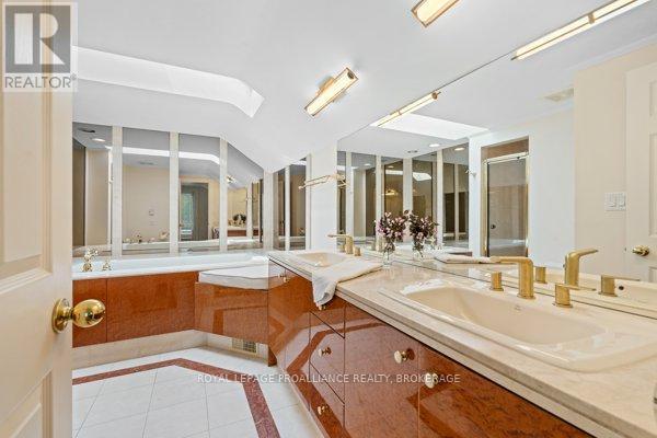 












254 MAIN STREET

,
Kingston (Kingston East (Incl Barret Crt)),




Ontario
K7K6W4

