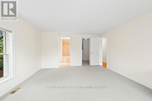 












254 MAIN STREET

,
Kingston (Kingston East (Incl Barret Crt)),




Ontario
K7K6W4

