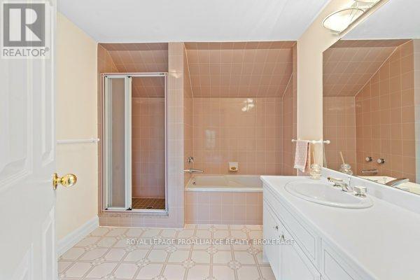 












254 MAIN STREET

,
Kingston (Kingston East (Incl Barret Crt)),




Ontario
K7K6W4

