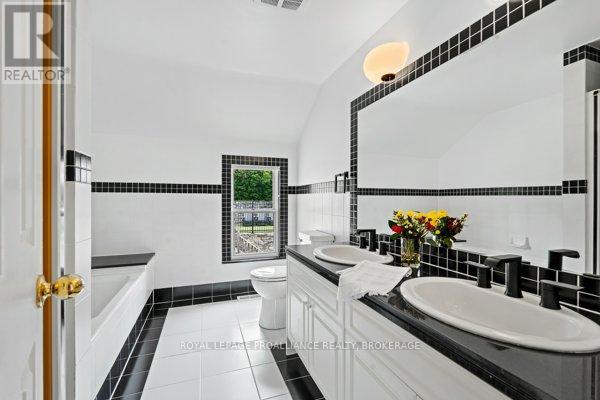












254 MAIN STREET

,
Kingston (Kingston East (Incl Barret Crt)),




Ontario
K7K6W4

