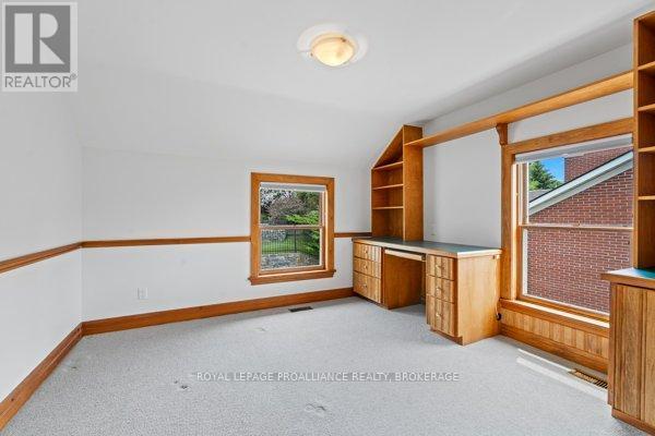 












254 MAIN STREET

,
Kingston (Kingston East (Incl Barret Crt)),




Ontario
K7K6W4

