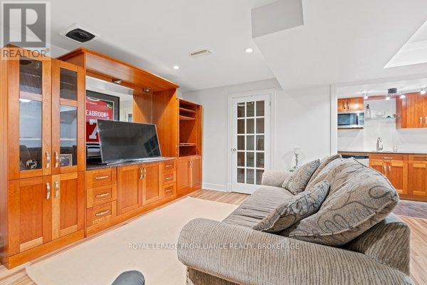 












254 MAIN STREET

,
Kingston (Kingston East (Incl Barret Crt)),




Ontario
K7K6W4

