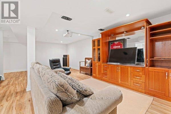 












254 MAIN STREET

,
Kingston (Kingston East (Incl Barret Crt)),




Ontario
K7K6W4

