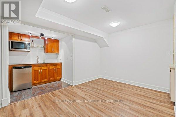 












254 MAIN STREET

,
Kingston (Kingston East (Incl Barret Crt)),




Ontario
K7K6W4

