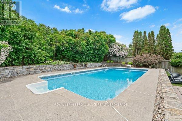 












254 MAIN STREET

,
Kingston (Kingston East (Incl Barret Crt)),




Ontario
K7K6W4

