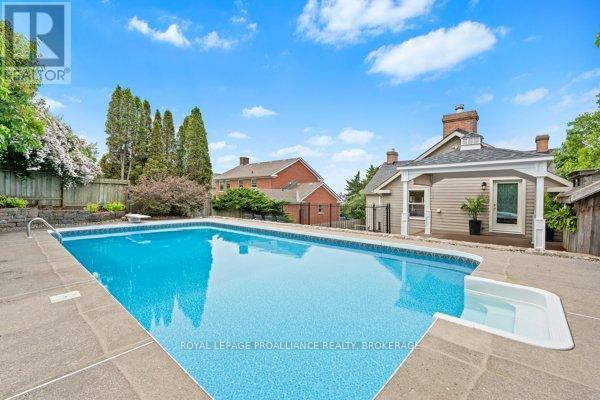 












254 MAIN STREET

,
Kingston (Kingston East (Incl Barret Crt)),




Ontario
K7K6W4

