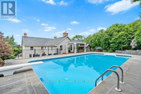 












254 MAIN STREET

,
Kingston (Kingston East (Incl Barret Crt)),




Ontario
K7K6W4

