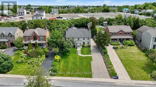 












254 MAIN STREET

,
Kingston (Kingston East (Incl Barret Crt)),




Ontario
K7K6W4

