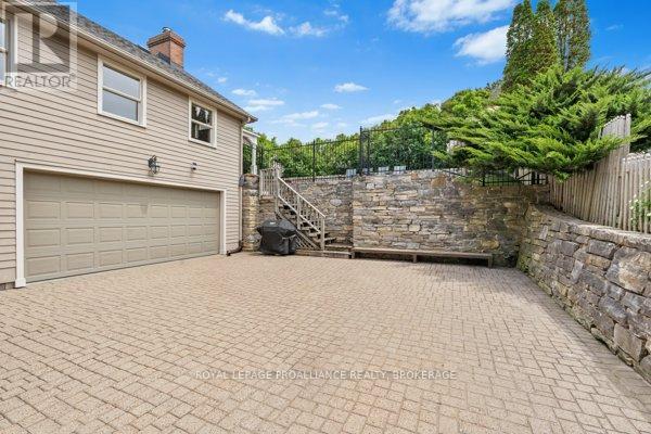 












254 MAIN STREET

,
Kingston (Kingston East (Incl Barret Crt)),




Ontario
K7K6W4

