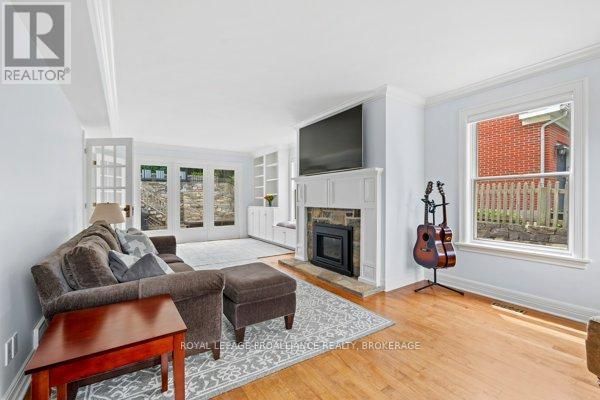 












254 MAIN STREET

,
Kingston (Kingston East (Incl Barret Crt)),




Ontario
K7K6W4

