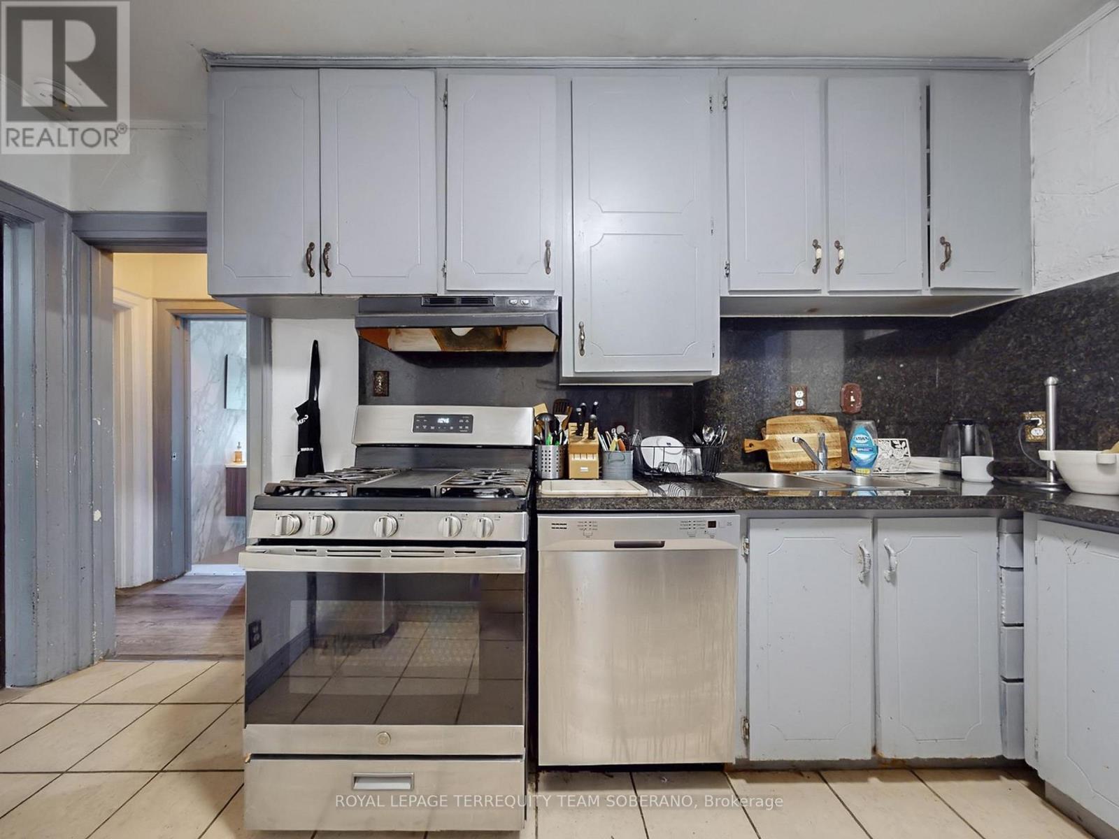 












15 VICTORIA AVENUE E

,
Toronto,




Ontario
M9N1E3

