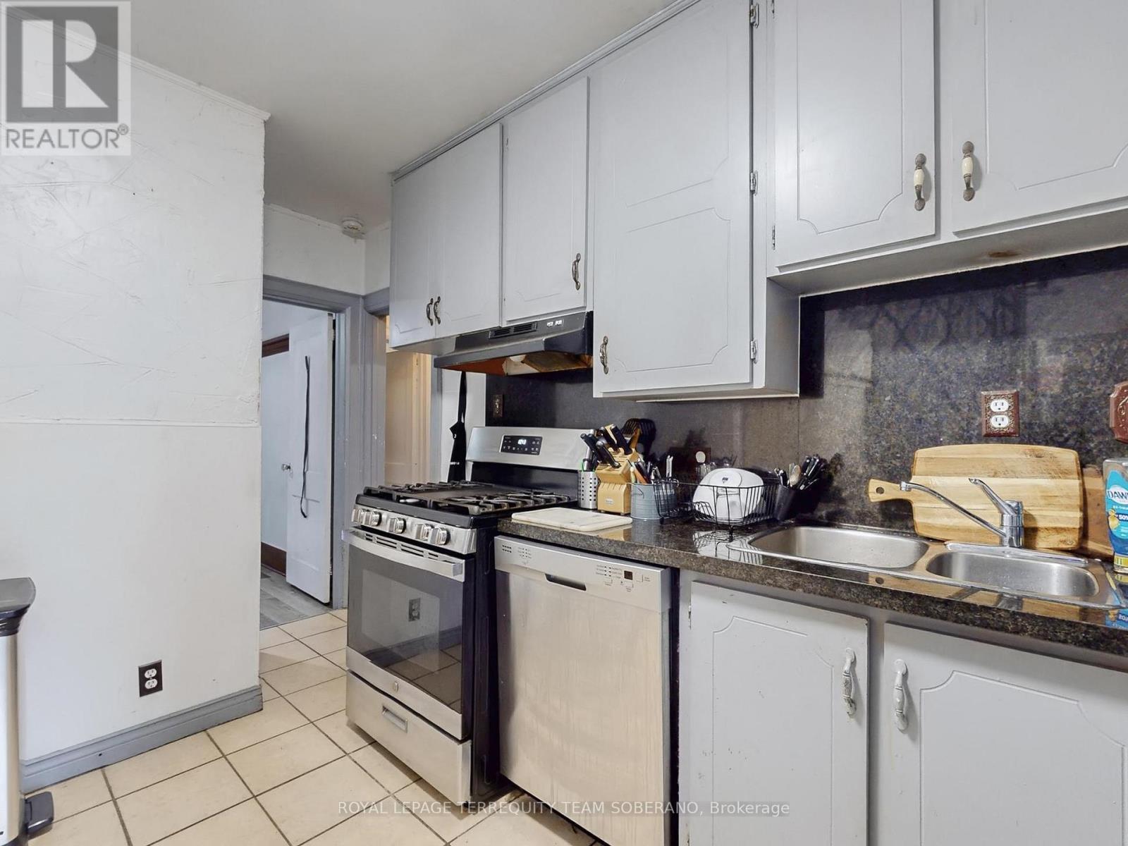 












15 VICTORIA AVENUE E

,
Toronto,




Ontario
M9N1E3

