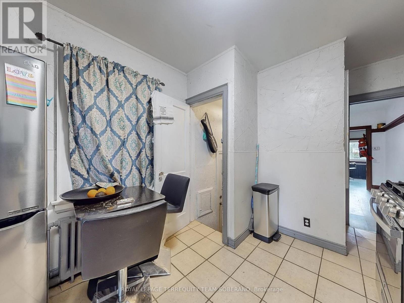 












15 VICTORIA AVENUE E

,
Toronto,




Ontario
M9N1E3

