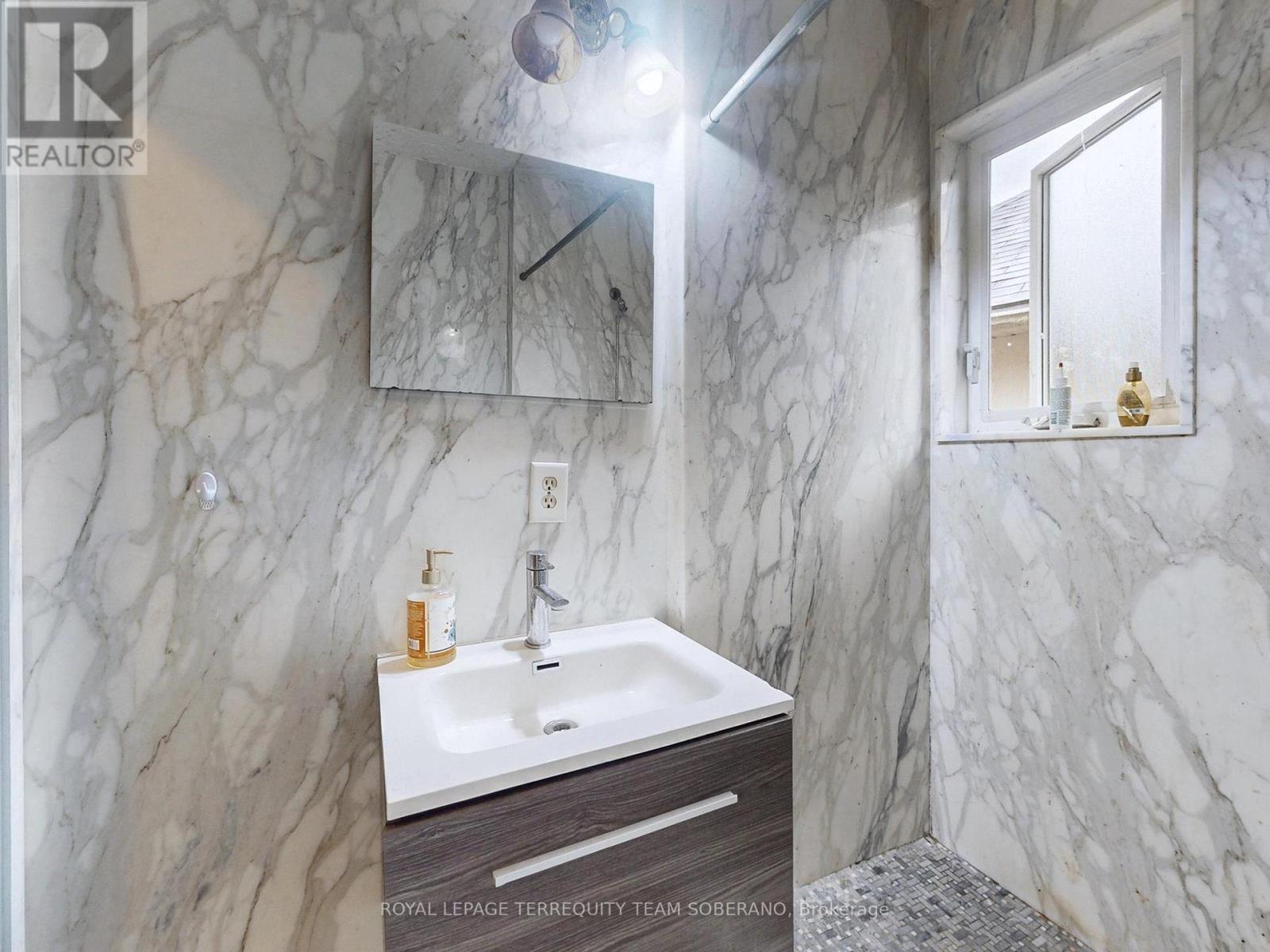 












15 VICTORIA AVENUE E

,
Toronto,




Ontario
M9N1E3

