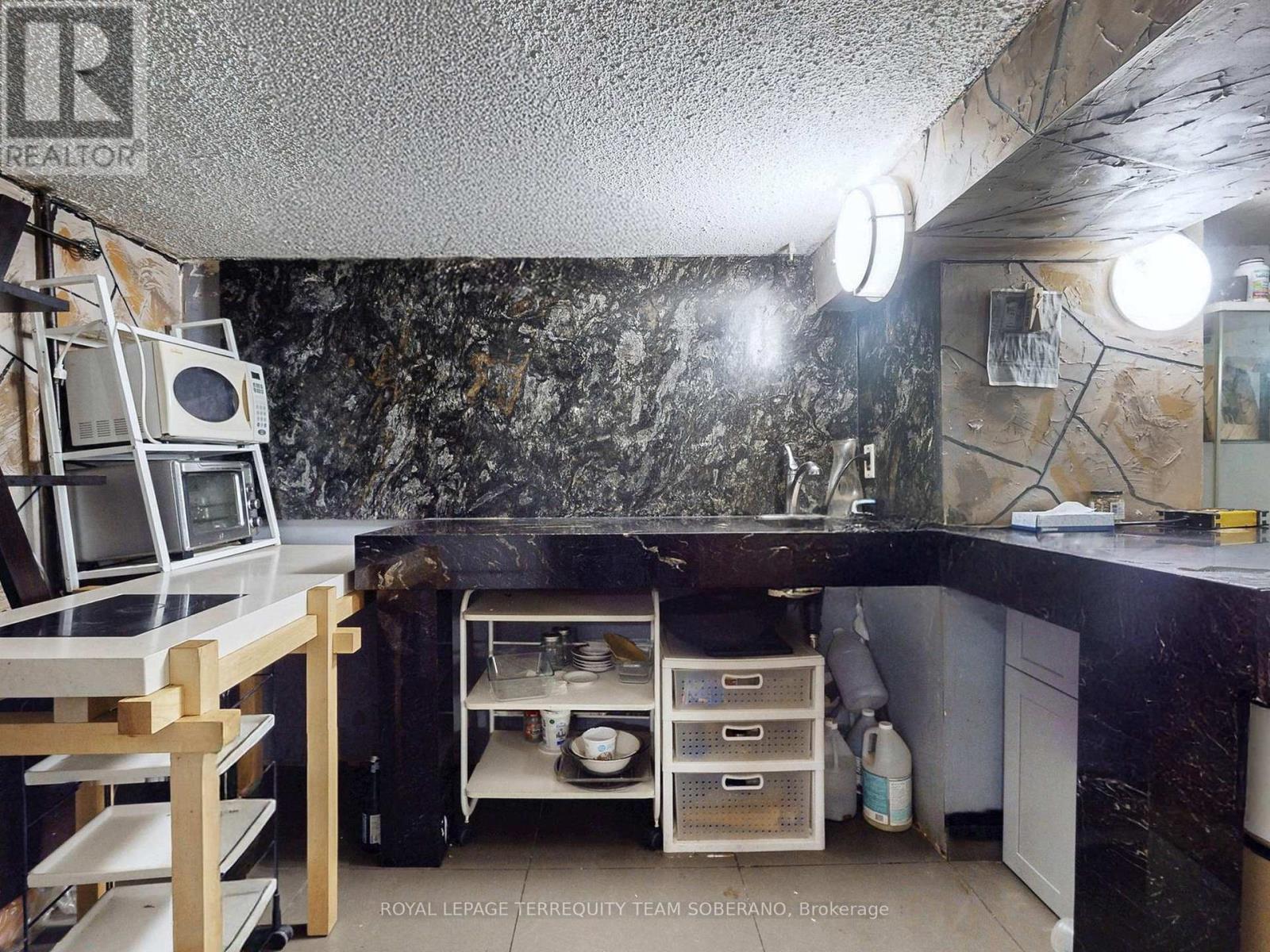 












15 VICTORIA AVENUE E

,
Toronto,




Ontario
M9N1E3

