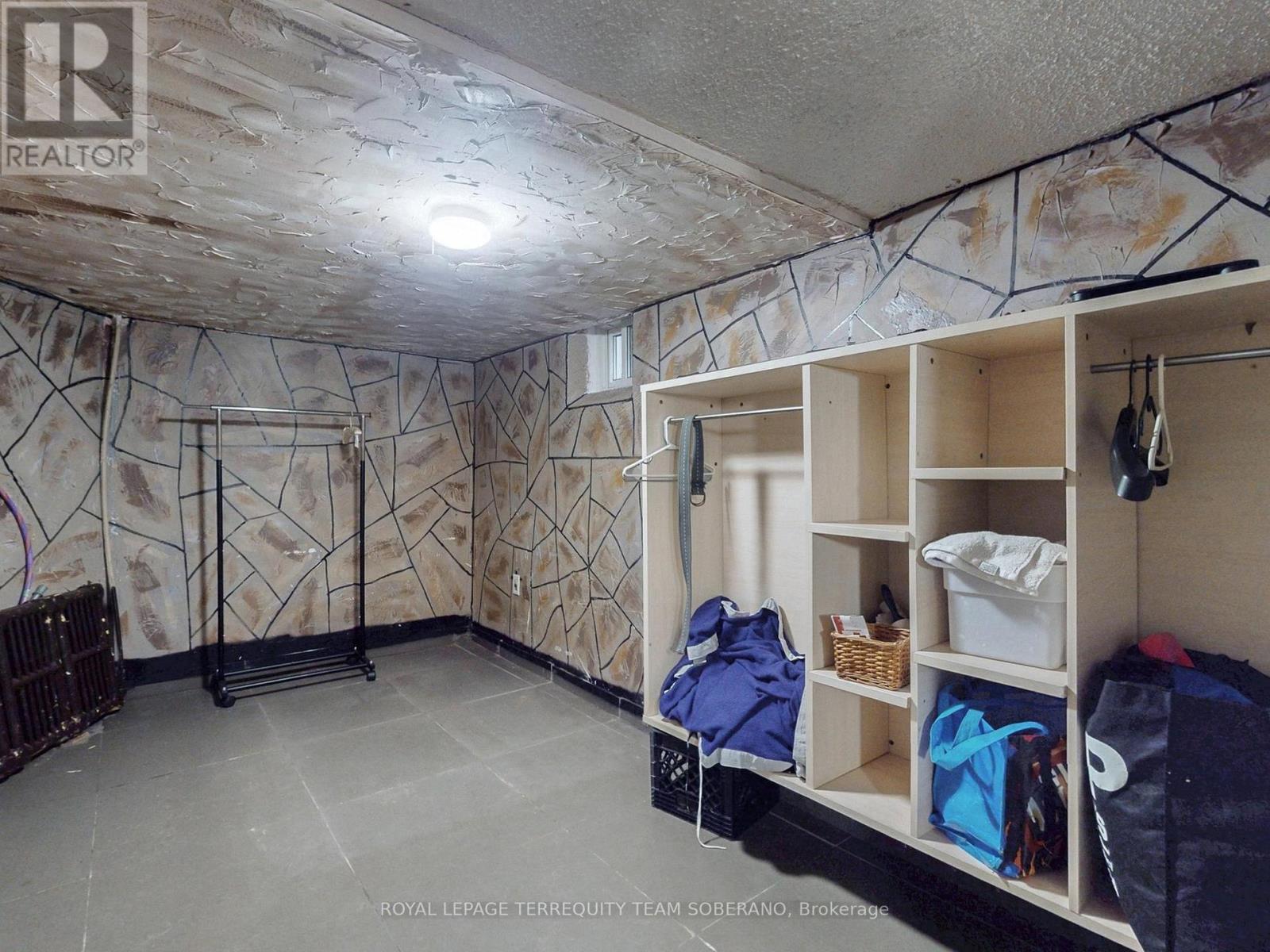 












15 VICTORIA AVENUE E

,
Toronto,




Ontario
M9N1E3

