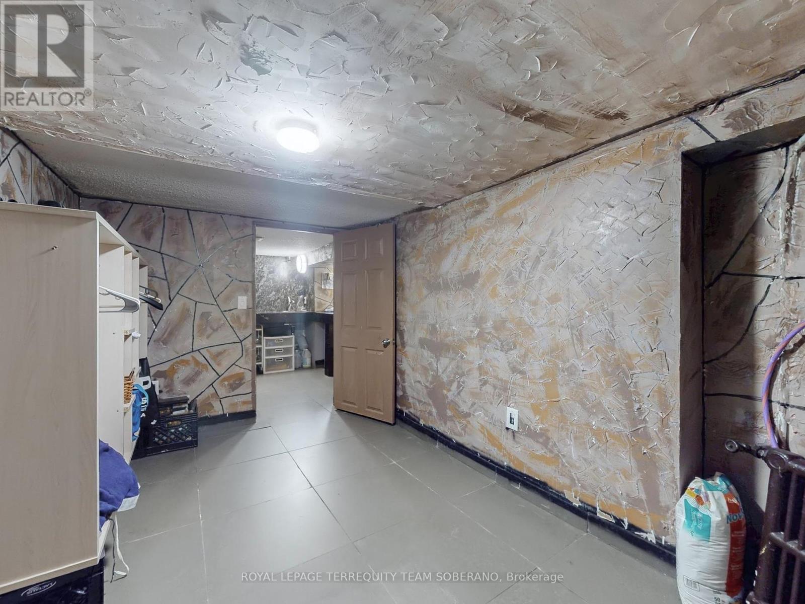 












15 VICTORIA AVENUE E

,
Toronto,




Ontario
M9N1E3

