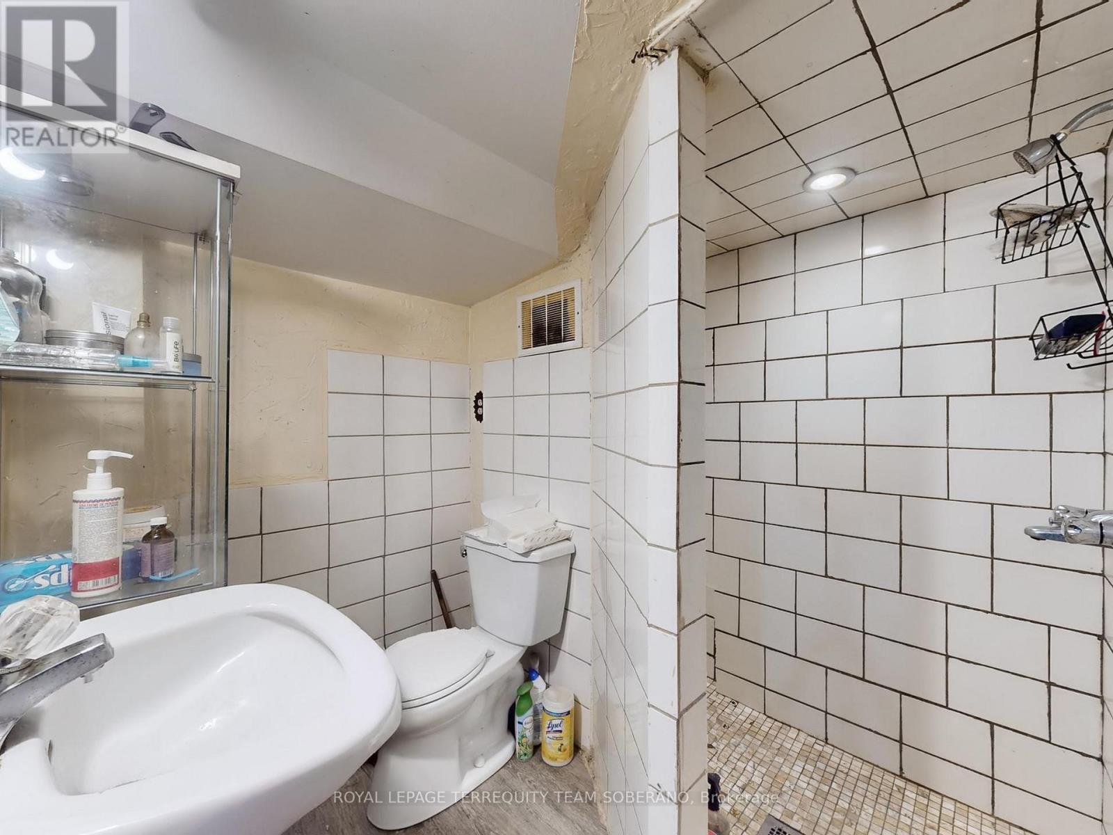 












15 VICTORIA AVENUE E

,
Toronto,




Ontario
M9N1E3

