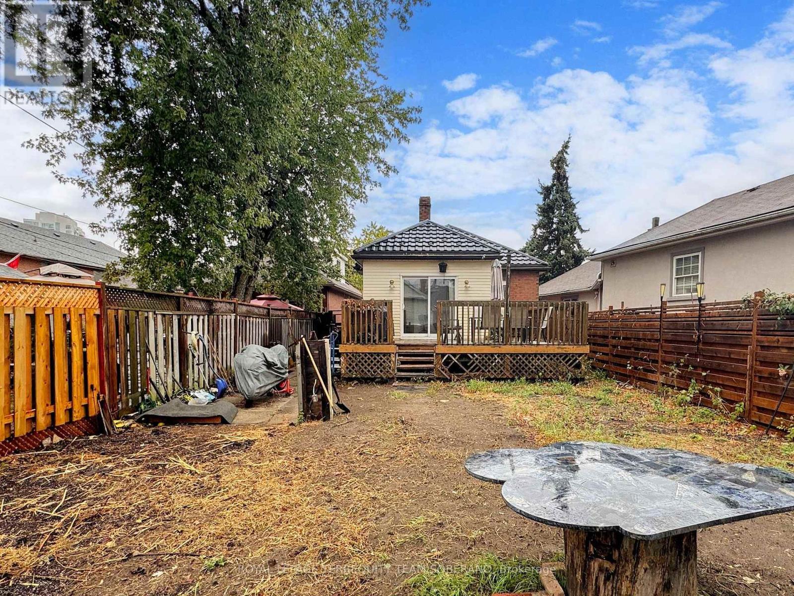 












15 VICTORIA AVENUE E

,
Toronto,




Ontario
M9N1E3

