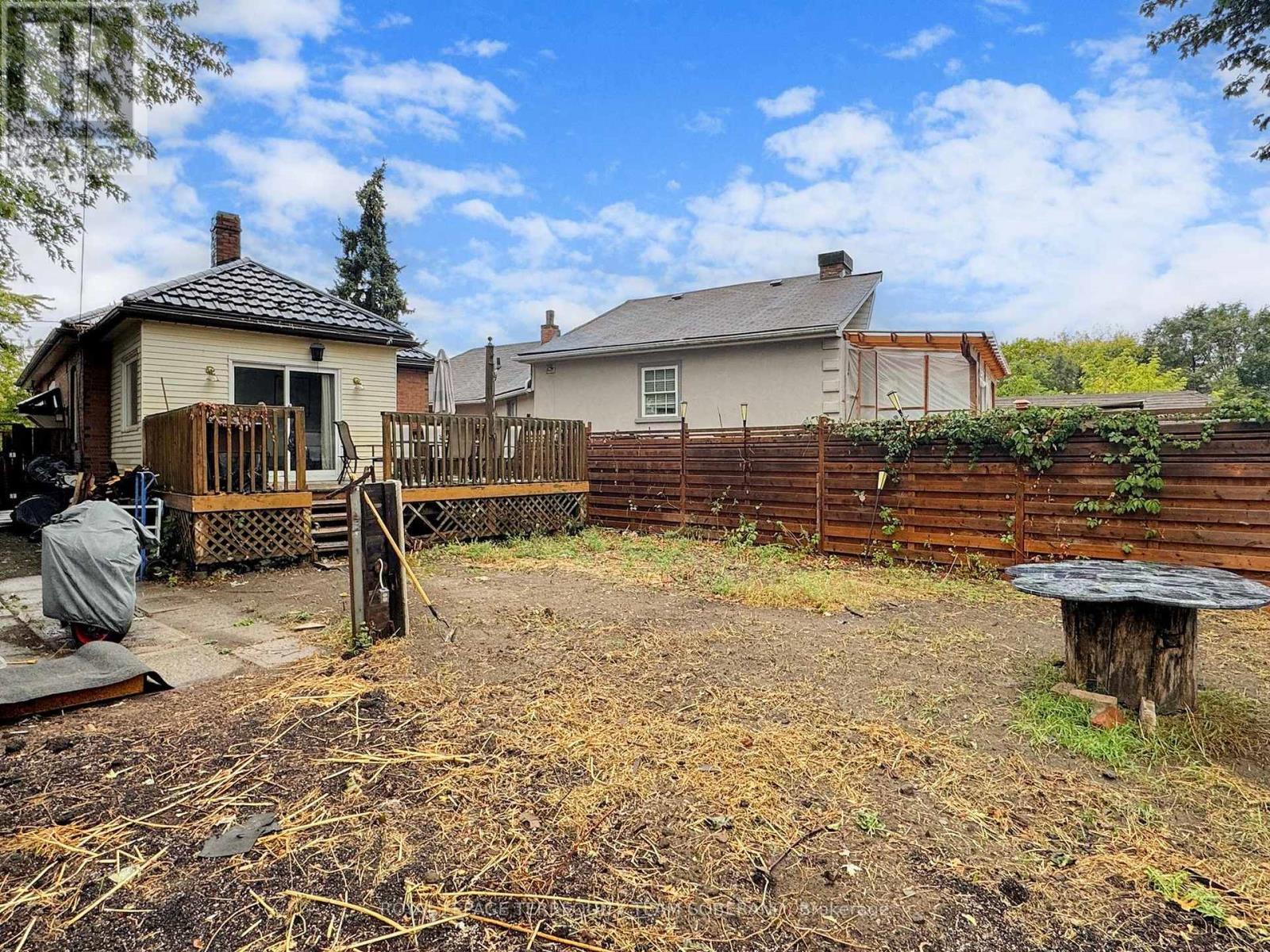 












15 VICTORIA AVENUE E

,
Toronto,




Ontario
M9N1E3

