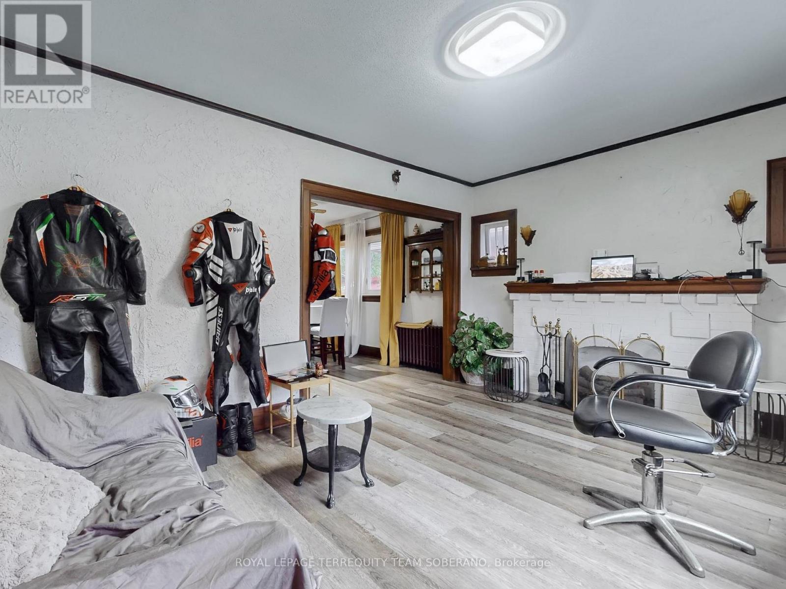 












15 VICTORIA AVENUE E

,
Toronto,




Ontario
M9N1E3

