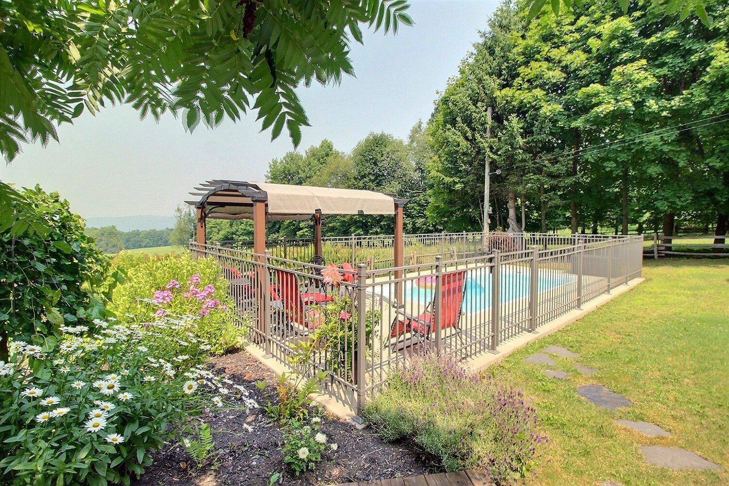 









2275

 - 2295


Route 143

,
Hatley - Municipalité,




QC
J0B4B0

