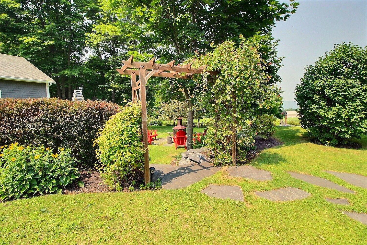 









2275

 - 2295


Route 143

,
Hatley - Municipalité,




QC
J0B4B0

