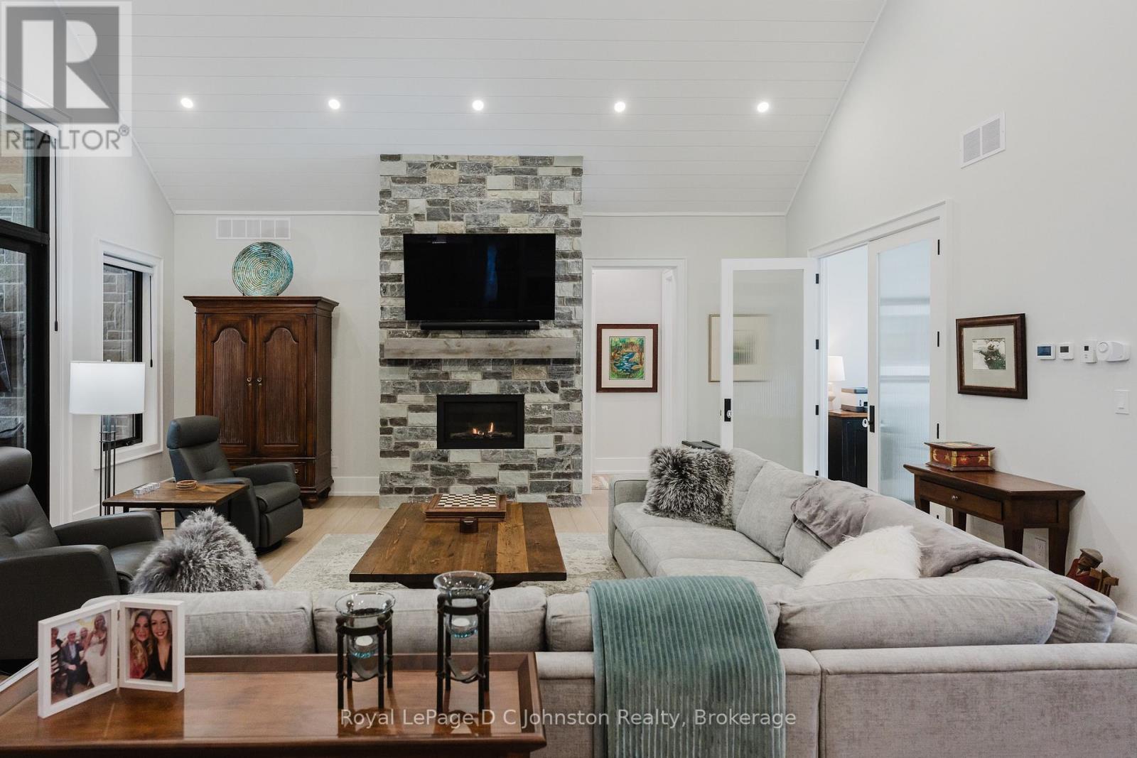 












28 LAKESIDE WOODS CRESCENT

,
Saugeen Shores,




Ontario
N0H2C6


