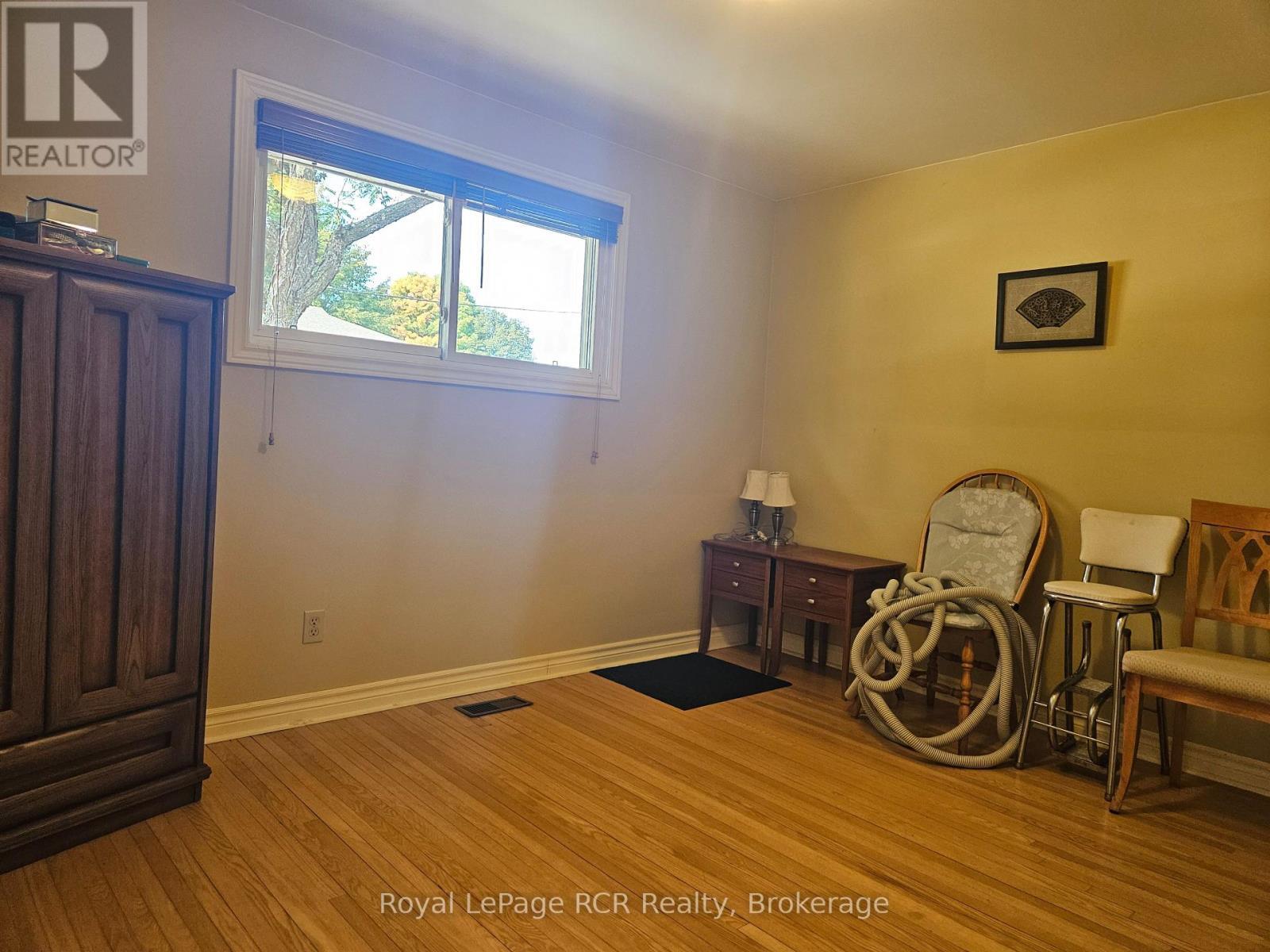 












321 8TH AVENUE E

,
Owen Sound,




Ontario
N4K3A3

