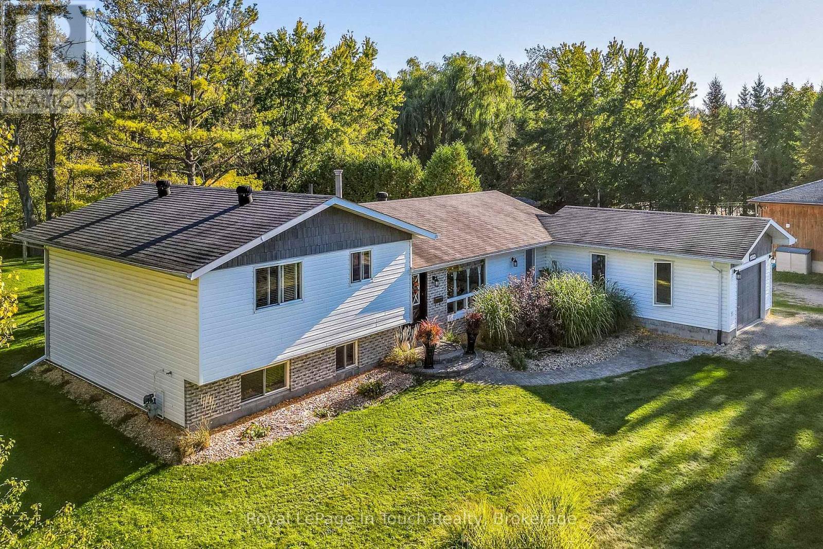 












1023 FLOS 4 ROAD W

,
Springwater,




Ontario
L0L2K0


